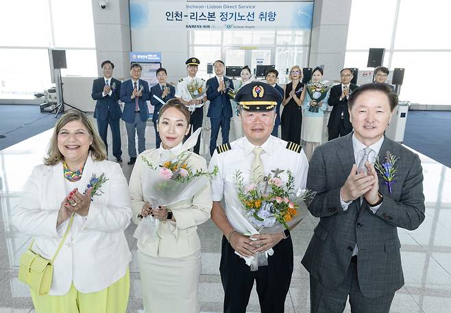 대한항공, 포르투갈 리스본 직항노선 신규 취항 우기홍 대한항공 대표이사 사장(맨 오른쪽), 수자나 바즈 파투 주한 포르투갈 대사(맨 왼쪽), KE921편 운항·객실승무원이 기념사진을 촬영하는 모습 [대한항공 제공. 재판매 및 DB 금지]