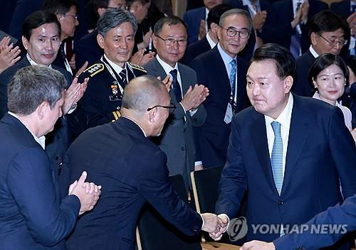 윤석열 대통령, 사이버 서밋 코리아(CSK) 2024 개회식 참석자와 인사     (서울=연합뉴스) 홍해인 기자 = 윤석열 대통령이 11일 서울 강남구 코엑스에서 열린 사이버 서밋 코리아(CSK) 2024 개회식에서 참석하며 이치카와 케이이치 일본 국가안전보장국 차장과 악수하고 있다. 2024.9.11
    hihong@yna.co.kr
(끝)