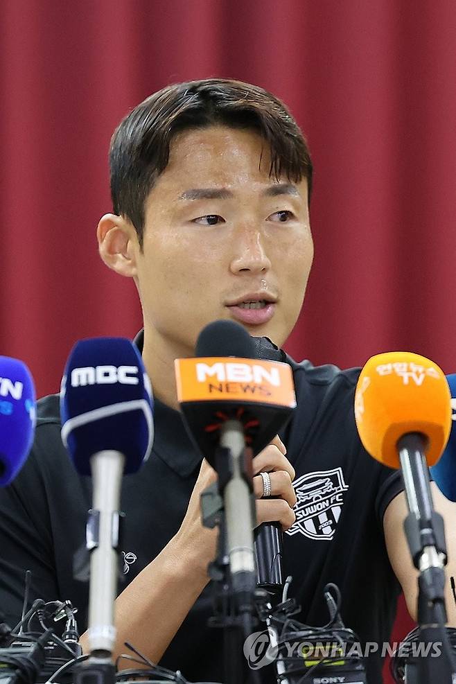 기자회견 하는 손준호 (수원=연합뉴스) 권준우 기자 = 축구 국가대표 출신 손준호(수원FC)가 11일 오후 경기도 수원시 장안구 수원시체육회관에서 중국축구협회 영구 제명 징계 관련 기자회견을 하고 있다.
중국 프로축구 승부 조작 의혹 속에 중국 공안에 10개월 동안 구금됐다 지난 3월 풀려난 손준호는 중국축구협회 영구 제명 징계를 받았다. 2024.9.11 stop@yna.co.kr