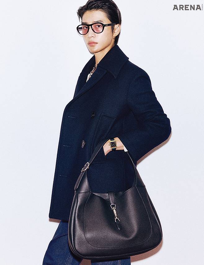 옐로 골드 케이스와 악어가죽 스트랩, 새틴 브러시드 블루 다이얼 위로 로마 인덱스를 더해 모던 클래식을 구현한 산토스 뒤몽 워치 라지 1800만원대 까르띠에, 더블브레스트 피코트 가격미정·헨리넥 니트 톱 가격미정·데님 팬츠 가격미정·라지 호보백 480만원·스크립트 디테일의 마리나 체인 네크리스 가격미정 모두 구찌, 블랙 프레임 선글라스 모델 소장품.