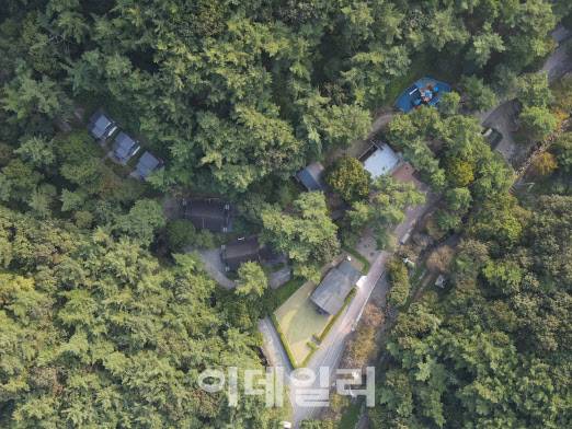 드론으로 촬영한 충남 부여 만수산 자연휴양림 전경. (사진=충남 부여군 제공)