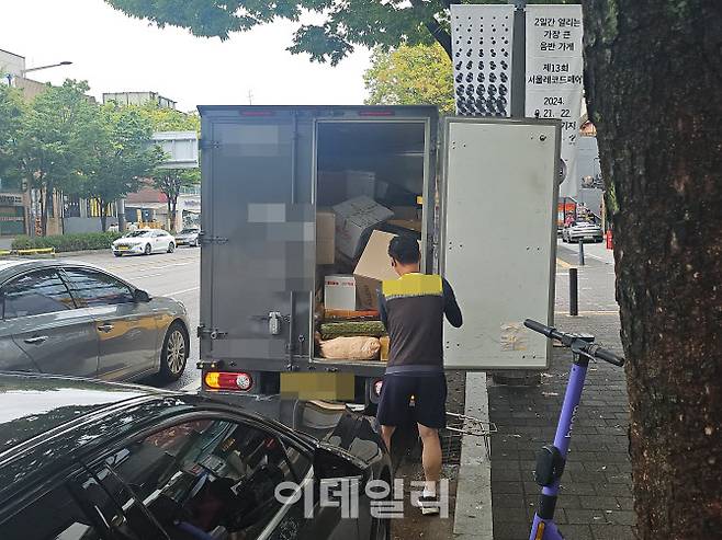 12일 서울 마포구에서 한 택배기사가 배송 물품을 정리하고 있다. (사진=김형환 기자)