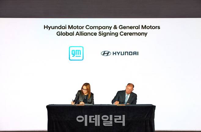 현대자동차와 미국의 제네럴 모터스(GM)가 최근 미국 제네시스 하우스 뉴욕에서 포괄적 협력을 위한 업무협약(MOU)을 체결했다. 메리 바라(왼쪽) GM 회장 겸 CEO와 정의선 현대차그룹 회장이 협약서에 서명을 하고 있다. (사진=현대자동차)