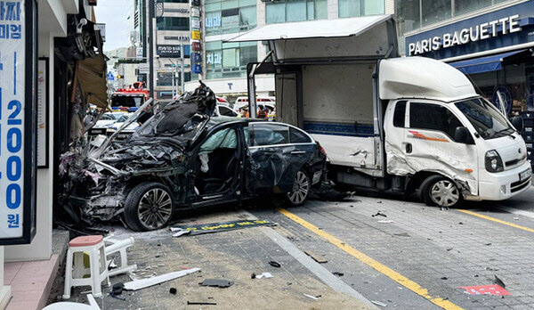 12일 오후 부산 해운대구 어귀삼거리에서 벤츠 차량이 인도로 돌진해 행인 2명이 숨지는 사고가 발생한 당시 모습. (사진=뉴스1)