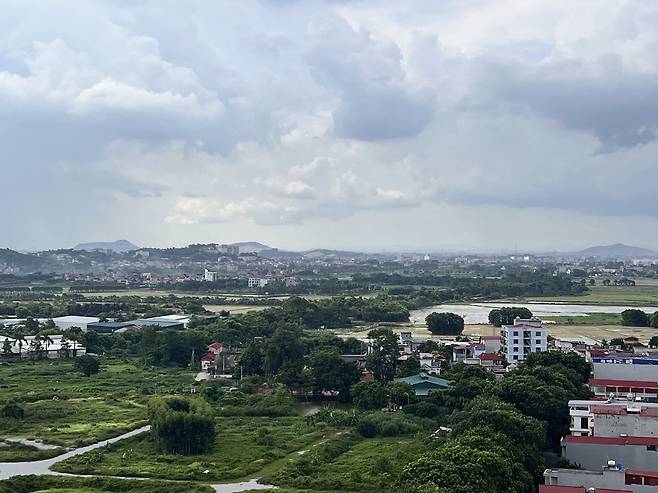 베트남 하노이 골든파크 아파트 옥상에서 본 박닌성 동남신도시 사업 예정지. 기존 주택가 앞으로 전답과 풀숲이 있다. /베트남 공동 취재단 제공