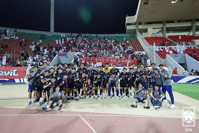 11일 (한국시간) 오만 무스카트의 술탄카부스 경기장에서 열린 오만과의 2026 국제축구연맹(FIFA) 북중미 월드컵 아시아지역 3차 예선 B조 조별리그 2차전 대한민국과 오만의 경기를 3대1로 승리한 대한민국 선수들이 관중들과 기념촬영을 하고 있다. (대한축구협회 제공) 2024.9.11/뉴스1