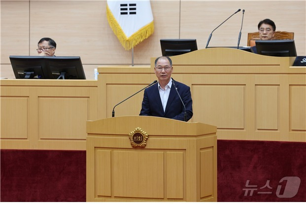 이규현 도의원이 12일 본회의장에서 '수도권 개발제한구역 해제 즉각 중단 촉구 건의안’을 대표발의 하고 있다.(전남도의회 제공)/뉴스1