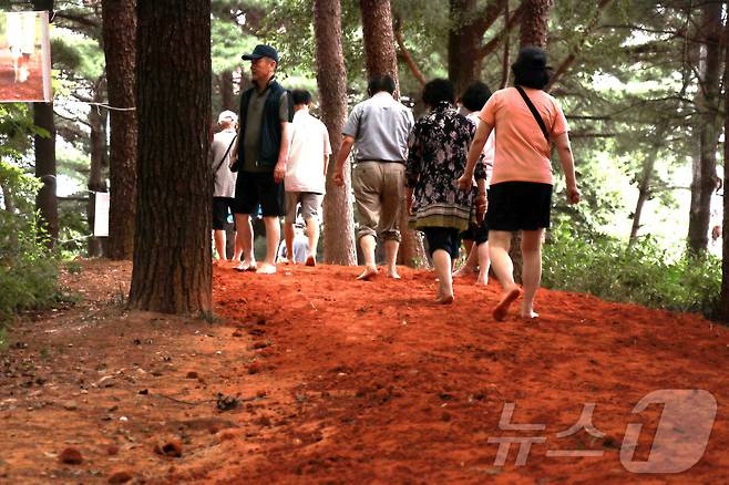 시민들이 새롭게 단장한 계룡스파텔 황톳길을 걷고 있다.(선양소주 제공)/ 뉴스1 ⓒ News1