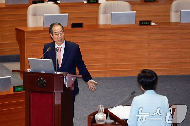 한덕수 국무총리가 12일 오후 서울 여의도 국회 본회의장에서 백혜련 더불어민주당 의원의 교육·사회·문화 분야 대정부질문에 답하고 있다. 2024.9.12/뉴스1 ⓒ News1 안은나 기자