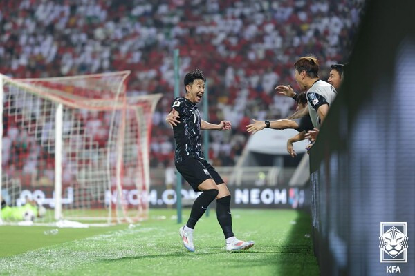 손흥민이 오만 무스카트에 위치한 술탄 카부스 종합운동장에서 열린 2026 국제축구연맹(FIFA) 북중미 월드컵 아시아 3차 예선 B조 2차전 오만전에서 팀을 위기에서 구하는 득점을 한 뒤 환호하고 있다. 사진┃대한축구협회