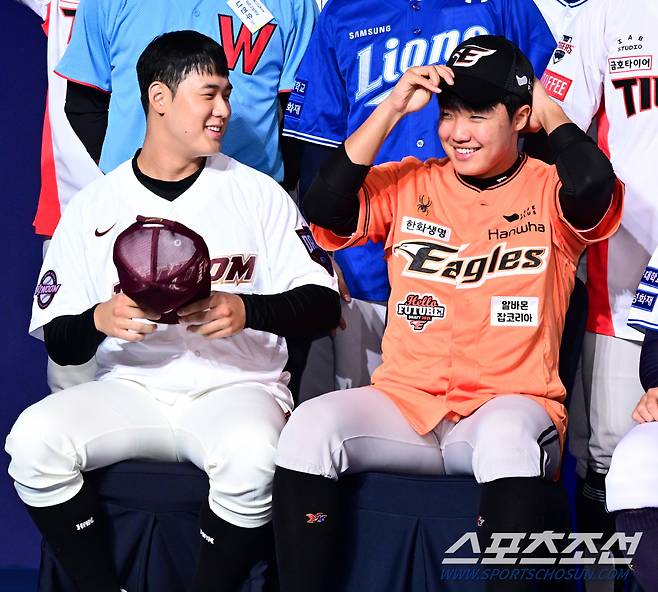 11일 롯데호텔 월드 서울에서 열린 2025 KBO 드래프트, 전체 1,2순위인 키움 정현우와 한화 정우주가 미소짓고 있다. 잠실=허상욱 기자 wook@sportschosun.com/2024.09.11/