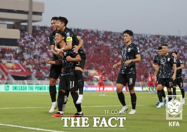 황희찬의 선제골을 축하하는 손흥민과 선수들. 2기 홍명보호의 첫골을 손흥민이 가장 기뻐하고 있다. 손흥민이 황희찬의 선제골을 어시스트했다./KFA