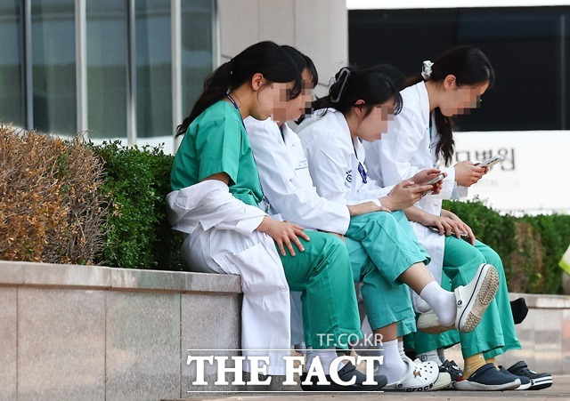 이날 국민의힘에서는 전국의과대학교수협의회(전의교협)와 의과대학·의학전문대학원협회에서 일단 참여 의사를 밝혀왔다는 주장도 나왔지만, 의사단체는 즉각 부인했다. 전의교협은 성명을 내고 "현재까지 참여 여부에 대해 논의하거나 결정한 바가 없다"며 입장차를 보였다. /뉴시스