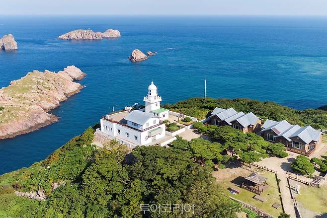 신안 흑산도 해안일주도로 홍도등대 풍경/사진-전남도