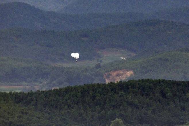 5일 오전 경기 파주시 오두산 통일전망대에서 바라본 북한 황해북도 개풍군에서 쓰레기 풍선이 떠오르고 있다. [이미지출처=연합뉴스]