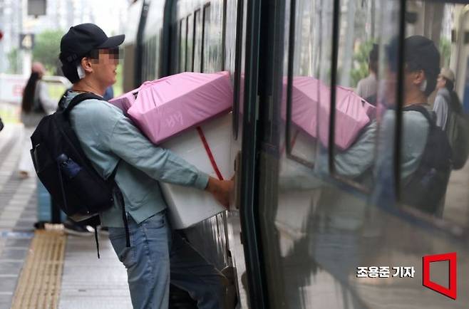 지난해 추석 연휴를 하루 앞둔 9월 27일 오전 서울 중구 서울역에는 고향으로 향하는 귀성객들이 두손가득 선물을 들고 열차에 탑승하기 위해 이동하고 있다. 사진=조용준 기자 jun21@