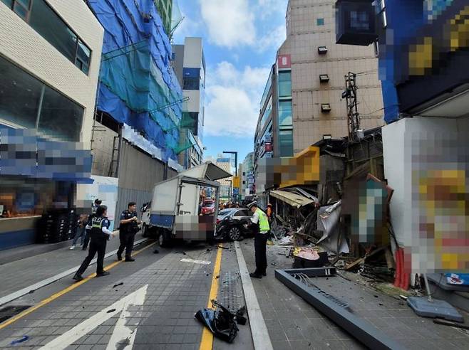 12일 오후 부산 해운대 일방통행 길에서 인도로 돌진한 차량이 정차한 화물차와 행인을 덮쳐 2명이 숨진 현장. [이미지출처=부산경찰청]