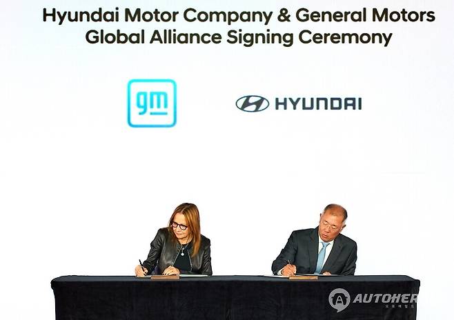 美 제네럴 모터스(General Motors, GM)와 현대자동차가 포괄적 협력을 위한 업무협약(MOU)을 체결했다. 사진은 (왼쪽부터) 메리 바라(Mary Barra) GM 회장 겸 CEO와 정의선 현대차그룹 회장이 협약서에 서명을 하고 있는 모습.