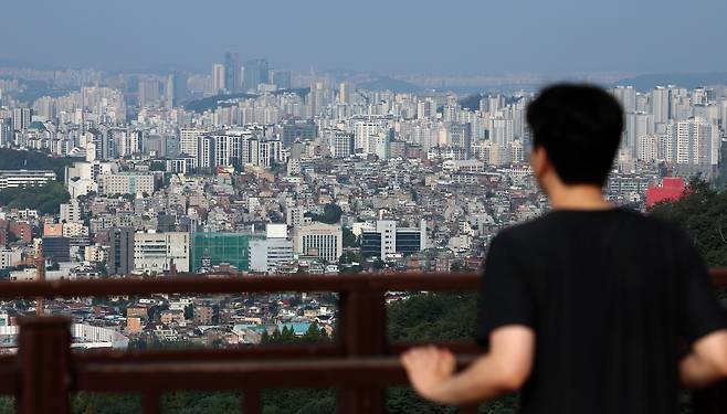 지난달 서울 남산에서 바라본 서울 시내 아파트 단지 모습. 정부가 12일 전년도 공시가격에 그 주택의 시세 변동만 반영하는 새로운 공시가격 산정 방식을 발표했다. 인위적으로 공시가격을 끌어올리는 전 정부의 ‘공시가격 현실화 로드맵’을 폐지한다는 방침이다. /뉴시스