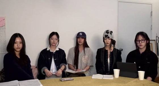 뉴진스가 11일 방시혁 의장과 하이브를 상대로 25일까지 어도어를 정상화해달라고 밝히고 있다. /유튜브 캡처