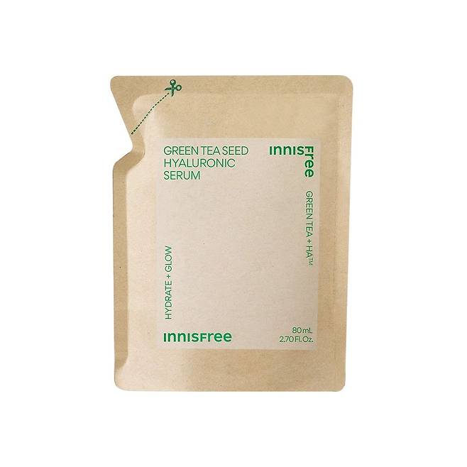 이니스프리 그린티 씨드 히알루론산 세럼 리필: 항산화, 수분 공급을 하는 세럼을 담은, 플라스틱이 거의 없는종이 파우치. 80mL 리필 2만5천원, 본품 3만1천원.
