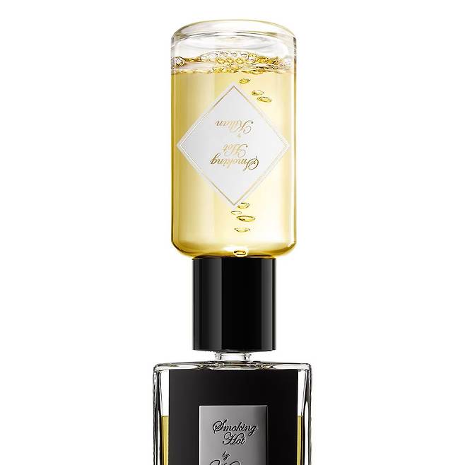 킬리안 스모킹 핫 오 드 퍼퓸: 특유의 깊이 있는 담배, 시나몬, 오크 향. 리필 100mL 48만5천원, 본품 50mL 39만8천원.