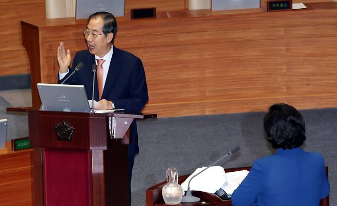 한덕수 국무총리가 12일 오후 국회 본회의장에서 열린 교육·사회·문화 분야 대정부질문에서 남인순 더불어민주당 의원의 질의에 답하고 있다. 김경호 선임기자 jijae@hani.co.kr