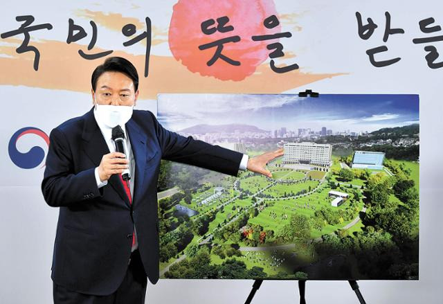 2022년 3월 당시 당선자 신분의 윤석열 대통령이 서울 종로구 삼청동 인수위 사무실에서 조감도를 제시하며 대통령 집무실의 용산 국방부 청사 이전 계획을 발표하고 있다. 연합뉴스