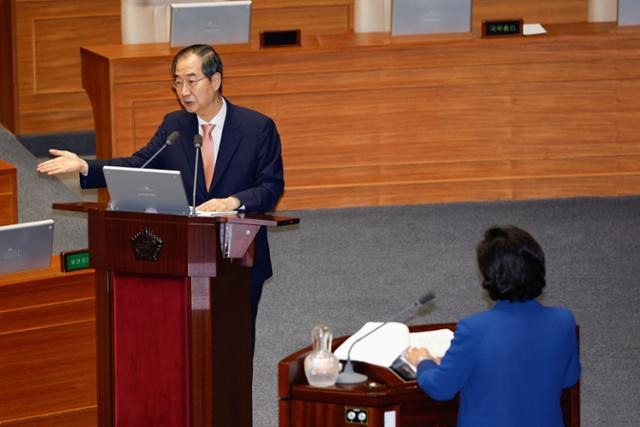 한덕수 국무총리가 12일 오후 서울 여의도 국회 본회의장에서 남인순 더불어민주당 의원의 교육·사회·문화 분야 대정부질문에 답변하고 있다. 뉴스1