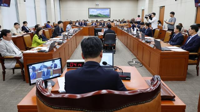 12일 오후 서울 여의도 국회에서 열린 환경노동위원회 전체회의에서 안호영 위원장이 회의를 주재하고 있다. 뉴시스