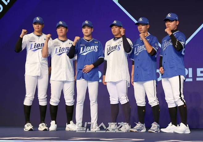 2025 KBO 신인드래프트가 11일 오후 서울 송파구 롯데호텔월드 크리스탈볼룸에서 열렸다. 삼성에 지명된 신인선수들이 포토타임을 갖고있다. 잠실=정시종 기자 capa@edaily.co.kr /2024.09.11.