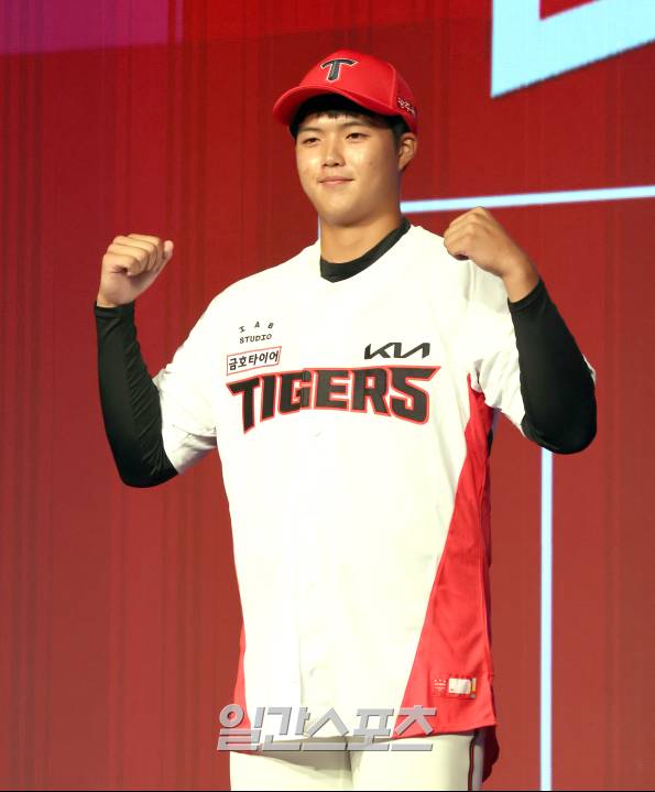 2025 KBO 신인드래프트가 11일 오후 서울 송파구 롯데호텔월드 크리스탈볼룸에서 열렸다. KIA에 1라운드 지명된 덕수고 김태형이 포토타임을 갖고 있다. 잠실=정시종 기자&nbsp; /2024.09.11.
