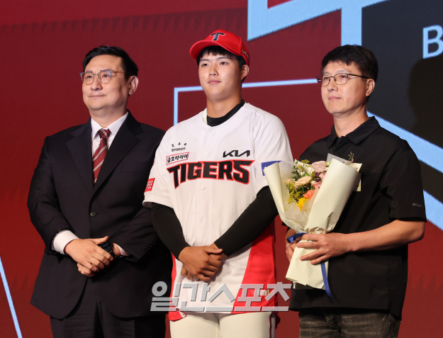 2025 KBO 신인드래프트가 11일 오후 서울 송파구 롯데호텔월드 크리스탈볼룸에서 열렸다. 덕수고 김태형이 KIA에 지명된 두 심재학 KIA 단장, 아버지와 함께 사진을 찍고 있다. 잠실=정시종 기자 /2024.09.11.