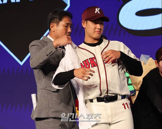 2025 KBO 신인드래프트가 11일 오후 서울 송파구 롯데호텔월드 크리스탈볼룸에서 열렸다. 덕수고 정현우가 키움에 지명되고나서 유니폼을 입고있다. 잠실=정시종 기자 capa@edaily.co.kr