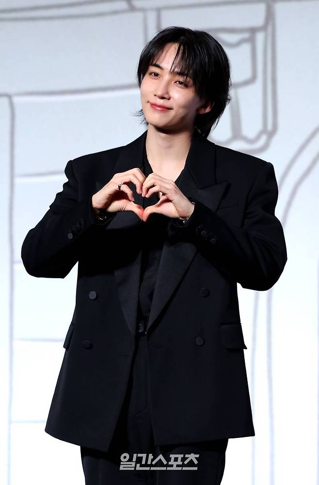 그룹 세븐틴 정한 등 멤버들이 29일 오후 서울 여의도 콘래드호텔에서 열린 베스트 앨범 '세븐틴 이즈 라이트 히어 (17 IS RIGHT HERE)' 발매기념 글로벌 기자간담회에서 포토타임동안 포즈를 취하고 있다. 이번 베스트 앨범에는 타이틀곡 '마에스트로(MAESTRO)'를 비롯한 신곡 4곡과 역대 타이틀곡 28곡, 연주곡 '아낀다(Inst.)'가 담겼다. 김민규 기자 mgkim1@edaily.co.kr /2024.04.29/