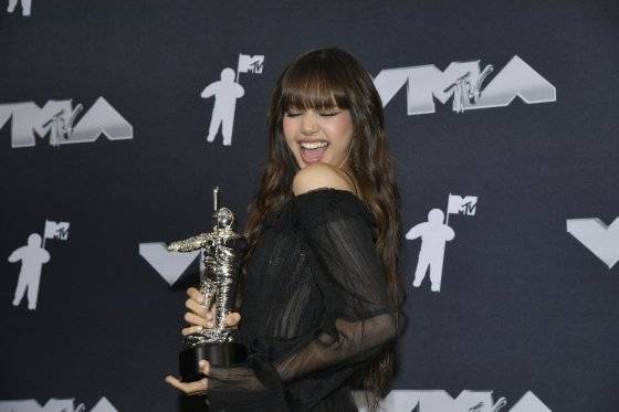 블랙핑크 멤버 리사가 11일(현지시각) 미국 뉴욕 UBS아레나에서 열린 MTV 비디오 뮤직(VMA) 시상식에서 솔로곡 ‘록스타(ROCKSTAR)’로 ‘베스트 K팝’ 상을 받은 후 프레스룸에서 포즈를 취하고 있다. AP=연합뉴스