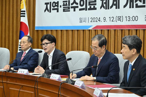 국민의힘 한동훈 대표가 12일 국회에서 열린 지역·필수의료 체계 개선을 위한 당정협의회에서 발언하고 있다. 한동훈 대표 오른쪽은 한덕수 국무총리. 김정록 기자