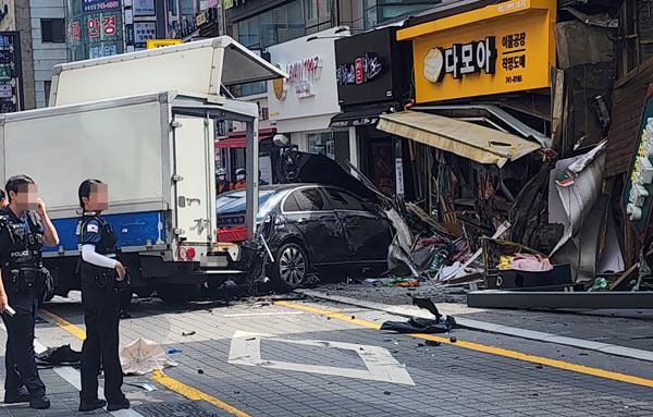 12일 오후 부산 해운대구청 어귀삼거리 앞 도로에서 벤츠 차량이 인도로 돌진해 행인 2명이 사망했다. 사진은 사고 차량이 가게를 들이받고 멈춰선 모습.  부산 해운대구 제공