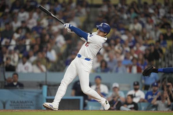 오타니 쇼헤이(LA 다저스)가 12일(한국시간) 시카고 컵스와의 홈경기 1회에 시즌 47호 홈런을 날리고 있다. 오타니는 MLB 역사상 최초의 ‘50홈런-50도루 클럽’ 가입이 유력하다. 연합뉴스