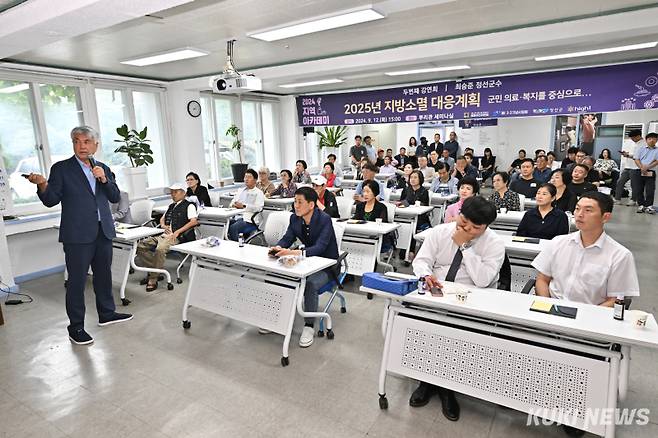 최승준 정선군수가 '군정 주요 사업 성과와 과제'를 주제로 강연을 하고 있다. (사진=정선군)