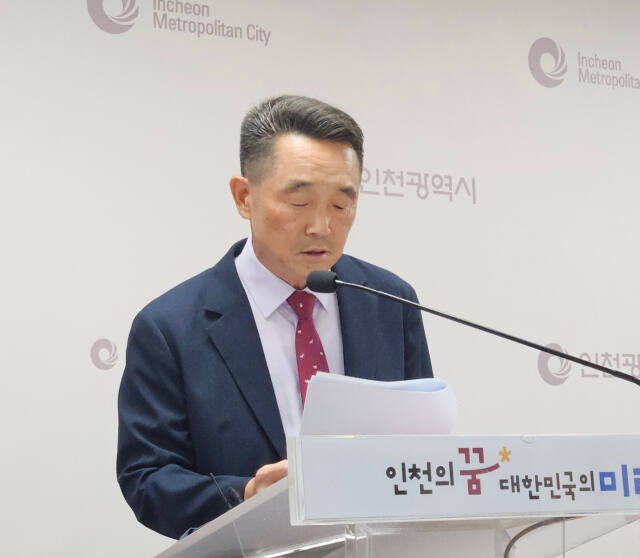 12일 인천시청 브리핑룸에서 이철 인천시 도시계획국장이 기자간담회를 열고 도시계획국 사업 추진 현안 등을 발표하고 있다. 박귀빈기자