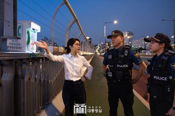 ▲김건희 여사가 지난 10일 저녁 '세계 자살 예방의 날'을 맞아 생명 구조 업무를 담당하고 있는 소방근무자들과 함께 마포대교를 시찰하고 있다. 사진대통령실