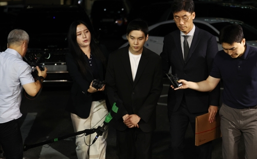 만취 상태로 전동스쿠터를 몬 혐의를 받는 그룹 방탄소년단(BTS)의 슈가(본명 민윤기)가 경찰 조사를 위해 지난달 23일 서울 용산경찰서로 출석하고 있다. [연합뉴스]