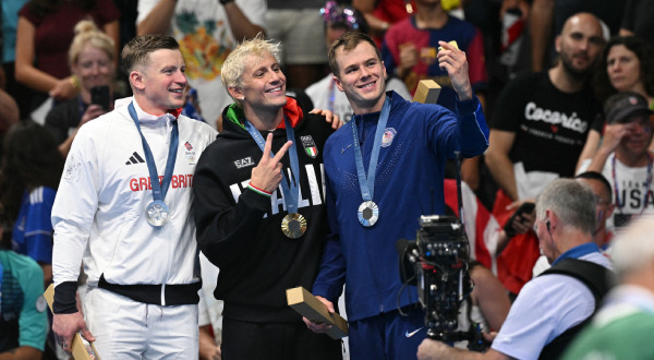 (From left) Adam Peaty (UK), Nicolo Martinenghi (Italy), and Nic Fink (USA) take a victory selfie during the medal ceremony for the men’s 100m breaststroke at the 2024 Paris Olympics. (Samsung Electronics)