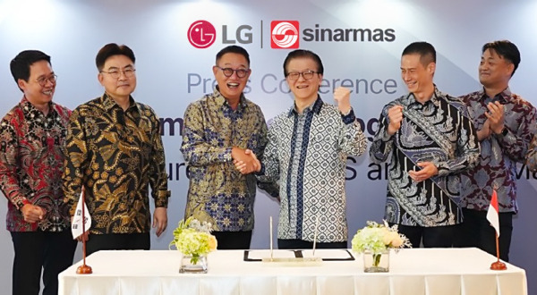 On the 10th (local time), at the official launch ceremony of the joint venture ‘LG Sinar Mas Technology Solutions’ held at the Grand Hyatt Jakarta in Indonesia, LG CNS CEO Hyun Shin-kyun (third from left) and Sinar Mas Chairman Franky Oesman Widjaja (fourth from left) pose for a commemorative photo with other officials. (LG CNS)