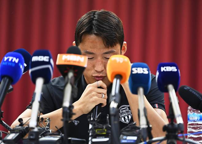 승부 조작 혐의로 중국축구협회로부터 영구 제명 징계를 받은 축구선수 손준호(수원FC)가 11일 오후 경기 수원시 장안구 수원시체육회관에서 열린 기자회견에서 입장을 밝히고 있다. /사진=뉴시스