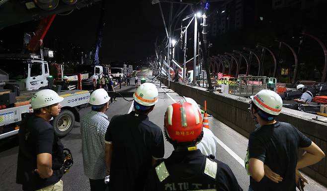 서울 동부간선도로에서 보수 공사 중이던 방음터널 구조물이 무너지면서 현장 노동자 2명이 부상당했다. 사진은 지난 11일 밤 10시18분쯤 서울 노원구 동부간선도로 수락 방음터널에서 천장 구조물이 무너진 모습. /사진=뉴스1