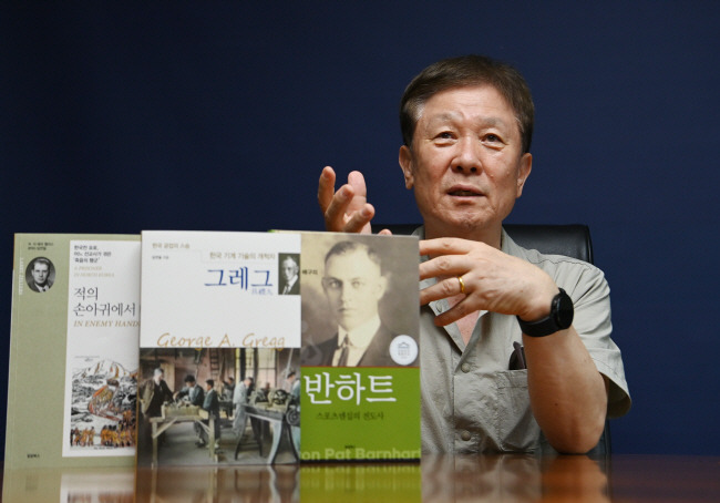 전기 작가 임연철 씨는 문화일보 인터뷰실에서 “한국에 근대문물을 전해 준 선교사들 중 알려지지 않은 분들이 참 많다”며 “그분들에 대한 고마움을 이제라도 새기기 위해 관련 책들을 저술하고 있다”고 했다.  윤성호 기자