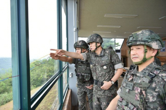 김명수 합참의장이 12일 1사단 일반전초(GOP)대대에서 현장 지휘관으로부터 최근 적 활동과 예상되는 도발 양상을 보고받고, 경계작전을 점검하고 있다. 합참 제공