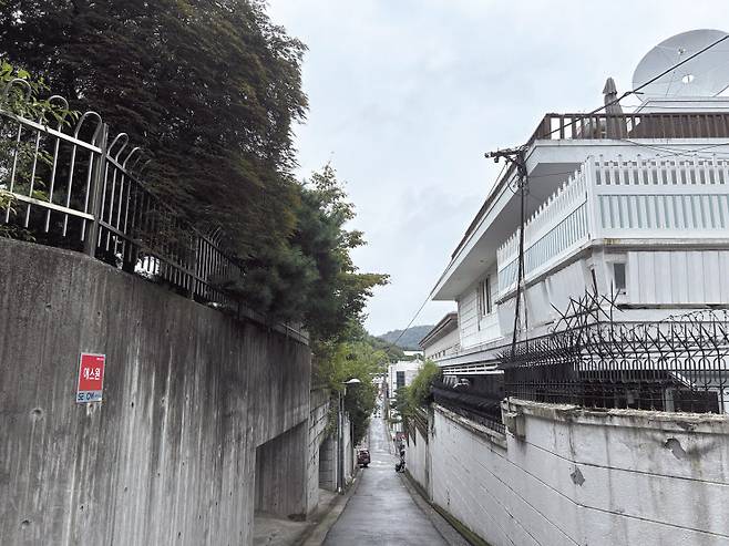 서울시 용산구 한남동 이태원로55길. 골목길을 따라가보면 각국 대사관이 있다. 정주원 기자